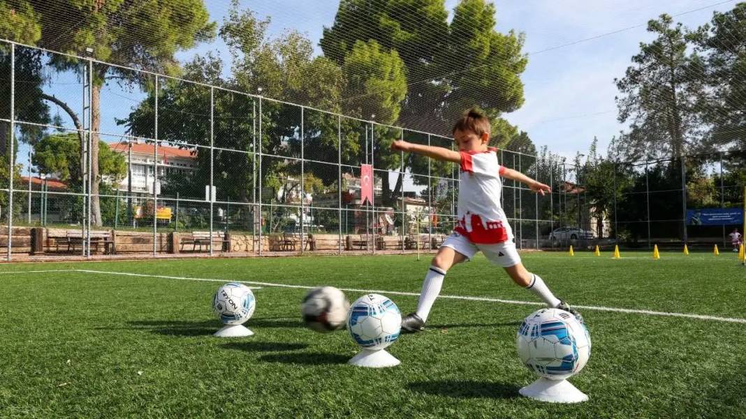 Antalya’da Çocuklara Ücretsiz Futbol Akademisi: Geleceğin Yıldızları Yetişiyor! 1
